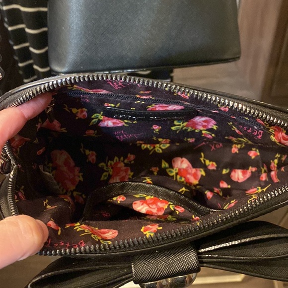 Betsy Johnson black cross body purse - Picture 4 of 11